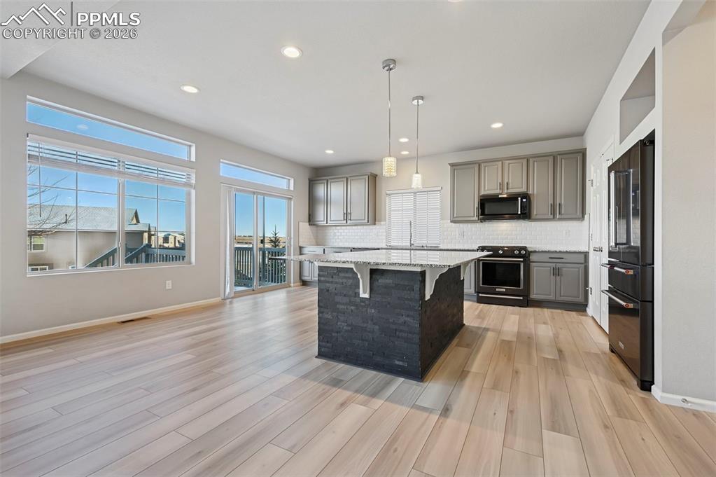 Image 14 of 49: Kitchen