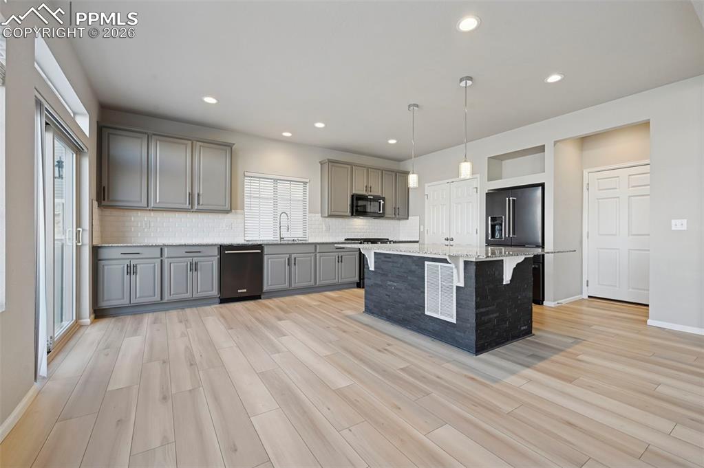 Image 15 of 49: Kitchen