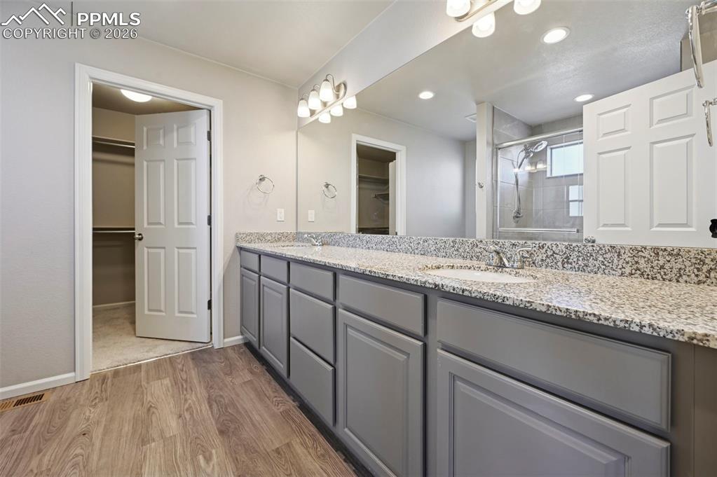 Image 28 of 49: Bathroom