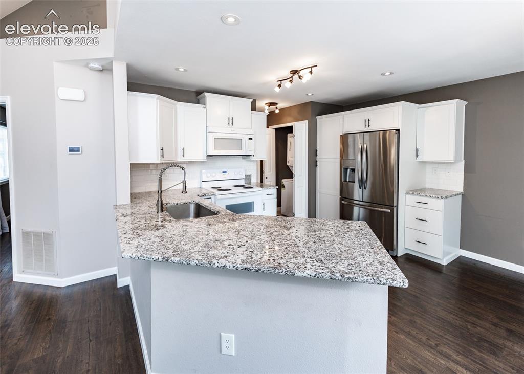Image 19 of 50: Kitchen