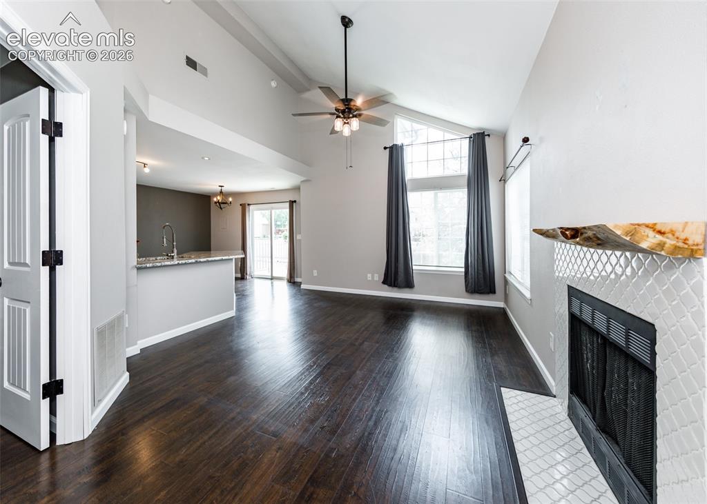Image 8 of 50: Living Room