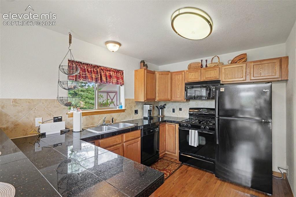 Image 16 of 26: Kitchen