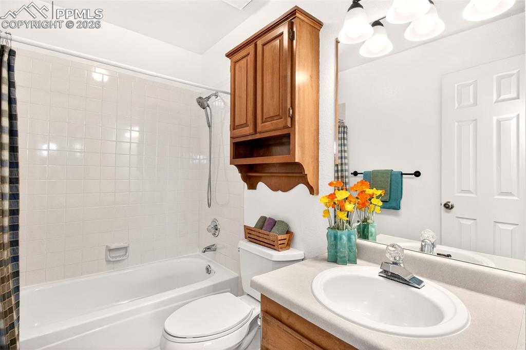 Image 22 of 36: Upstairs full bathroom.