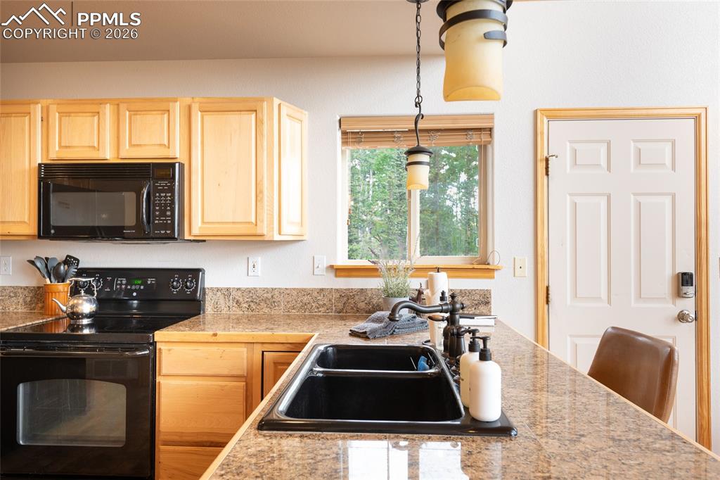 Image 13 of 50: Kitchen