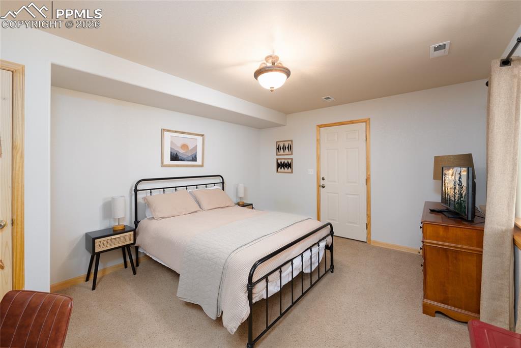 Image 15 of 50: Bedroom