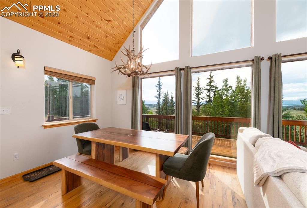 Image 16 of 50: Dining Area