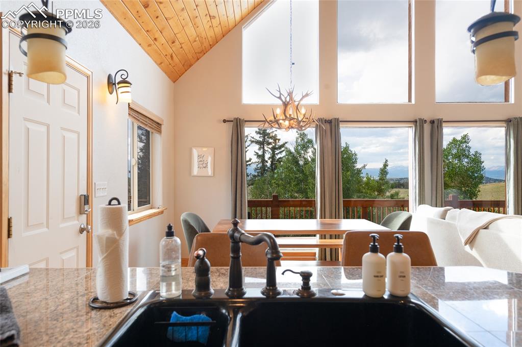 Image 17 of 50: Kitchen