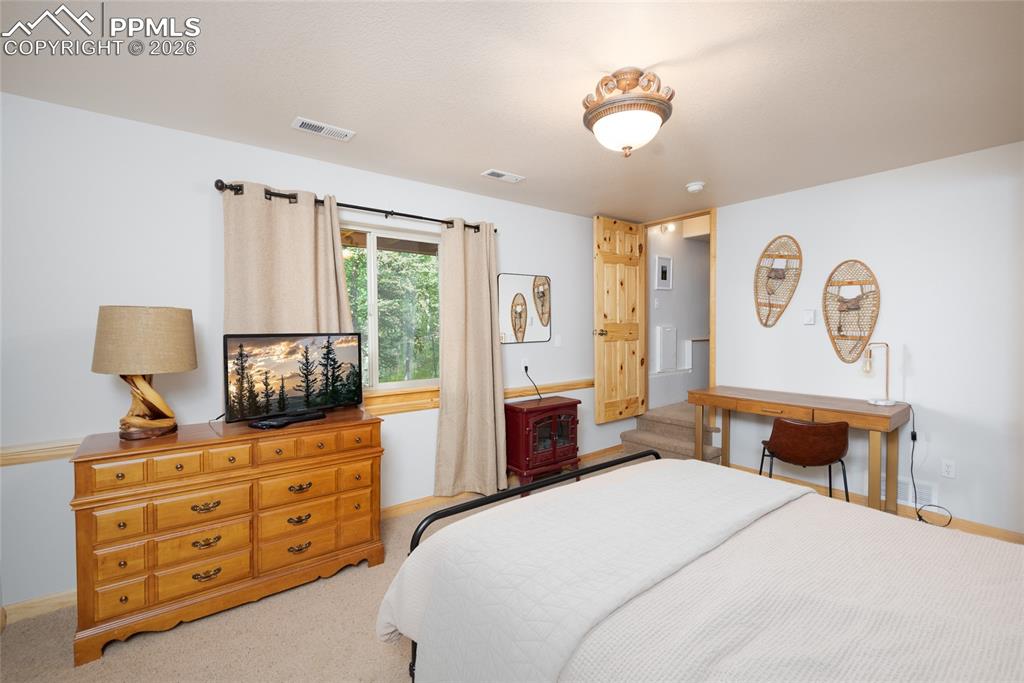 Image 18 of 50: Bedroom