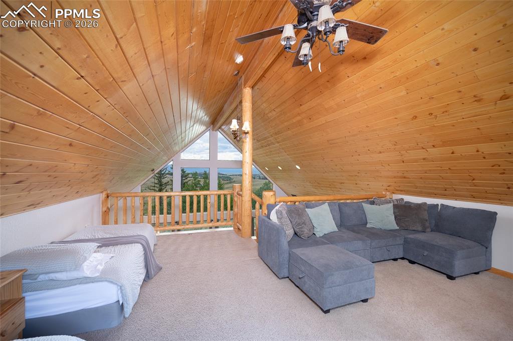 Image 23 of 50: Bedroom