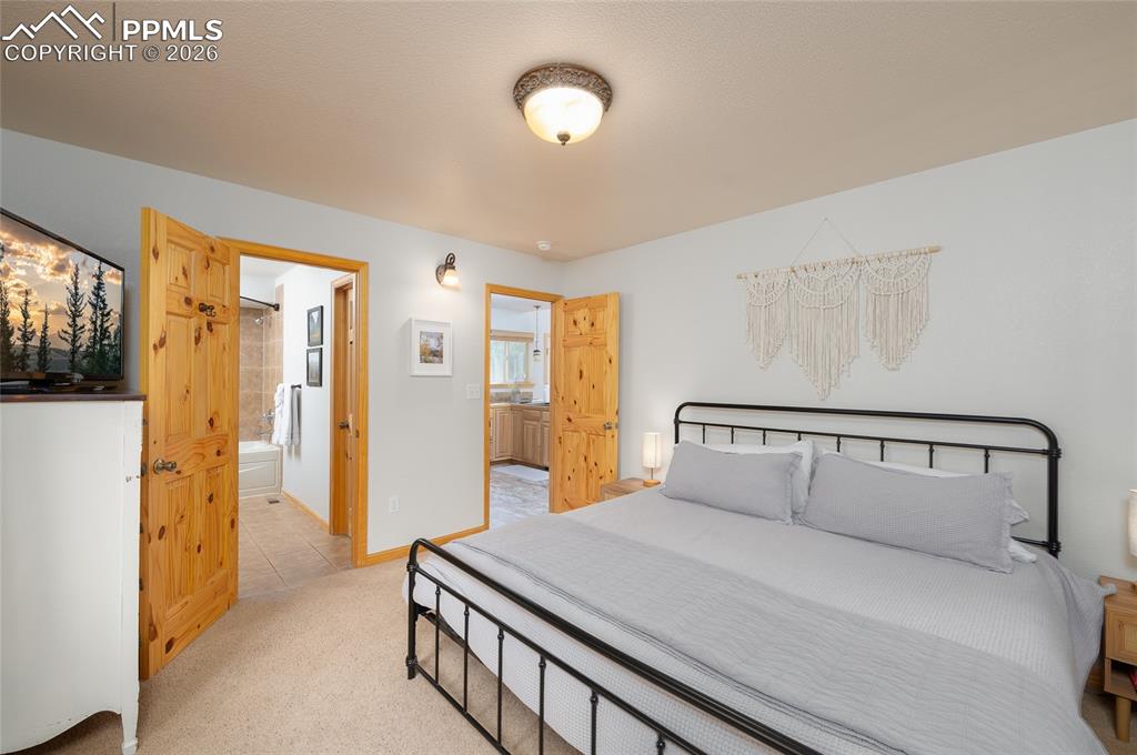 Image 25 of 50: Bedroom