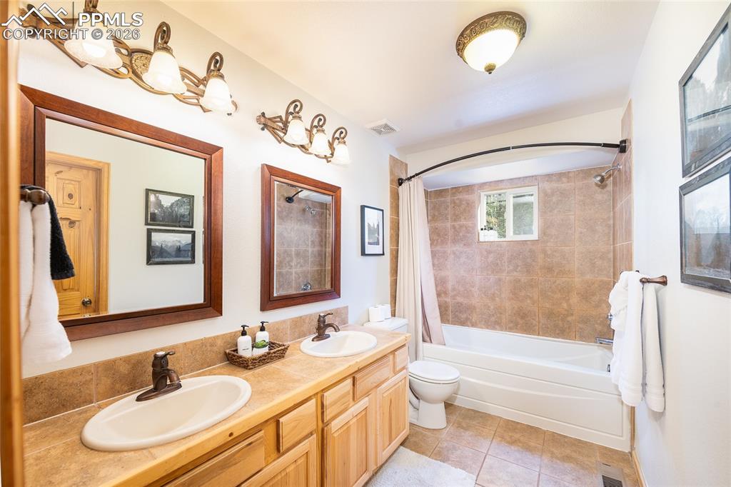 Image 26 of 50: Bathroom