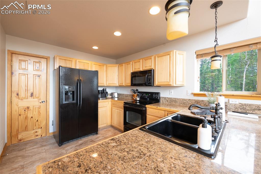 Image 28 of 50: Kitchen