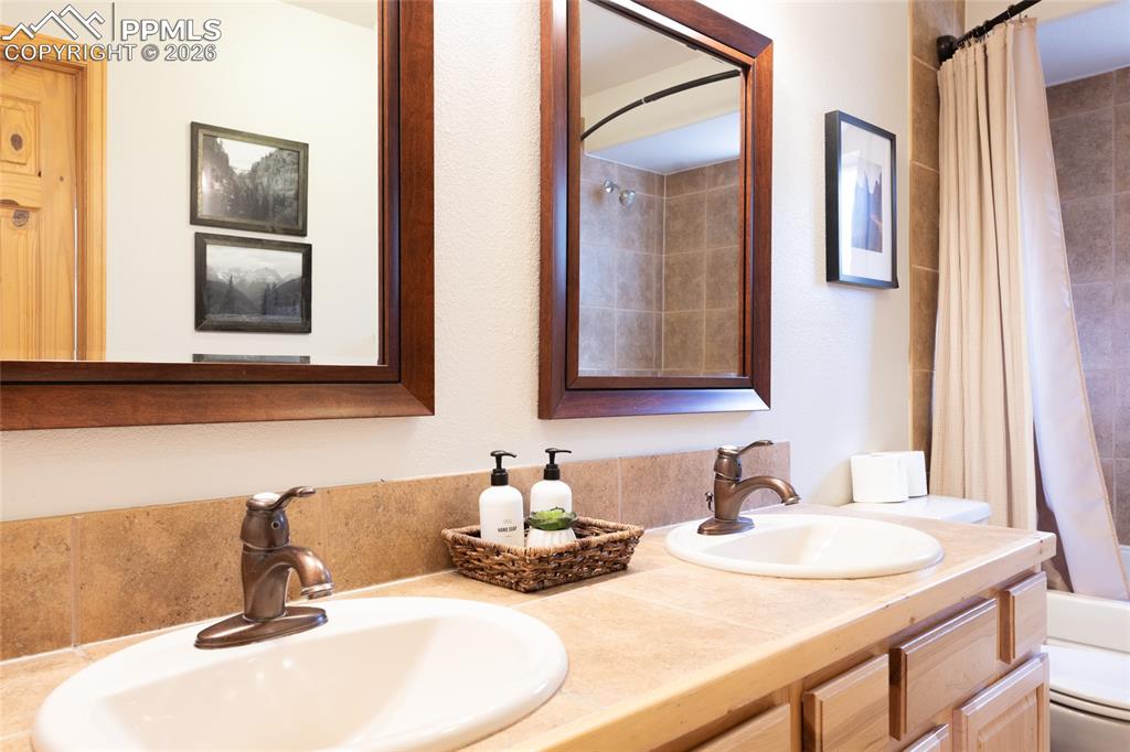 Image 32 of 50: Bathroom