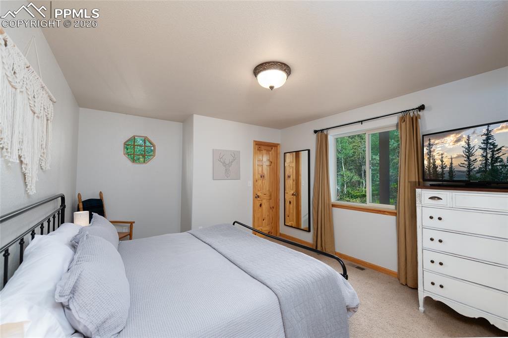 Image 33 of 50: Bedroom