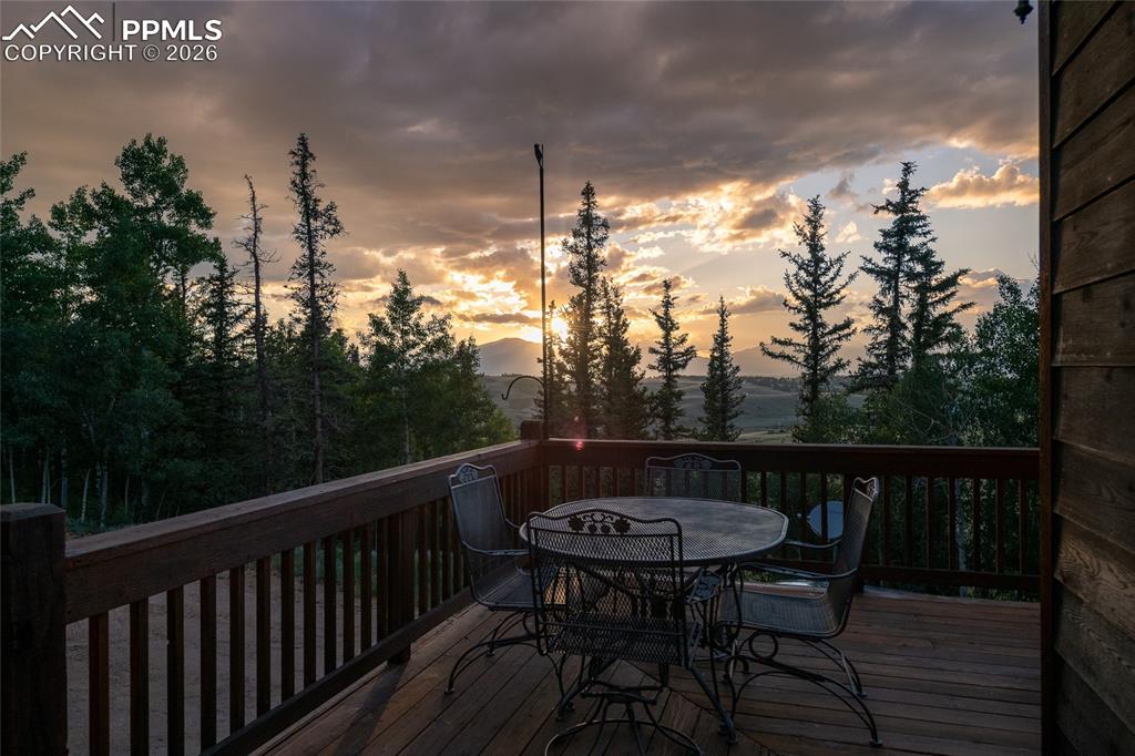 Image 37 of 50: Deck