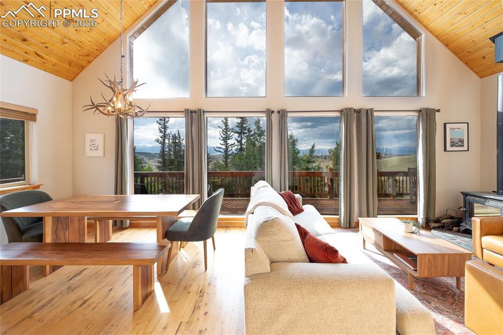 Image 4 of 50: Dining Area