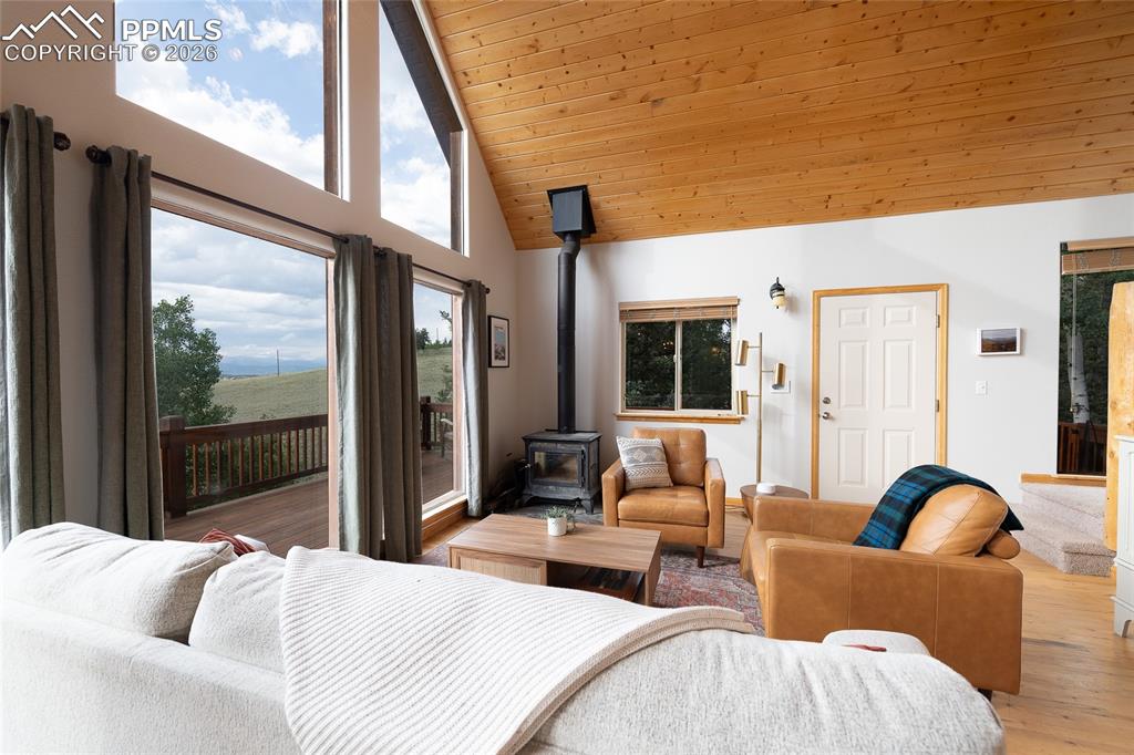 Image 7 of 50: Living Room