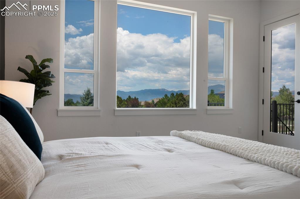 Image 17 of 50: Bedroom