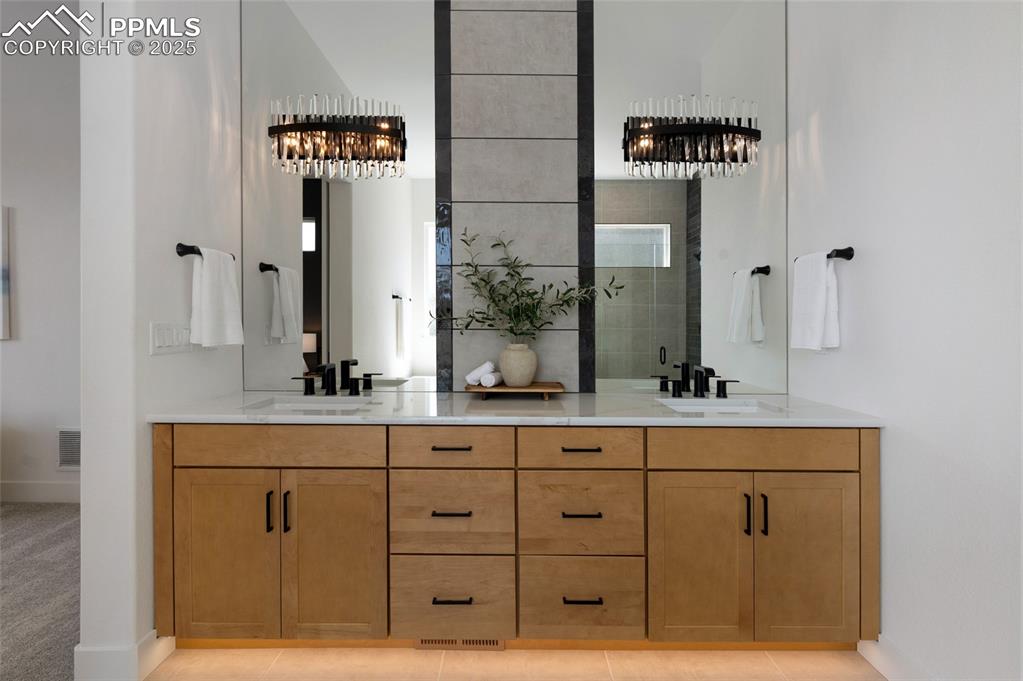 Image 19 of 50: Bathroom