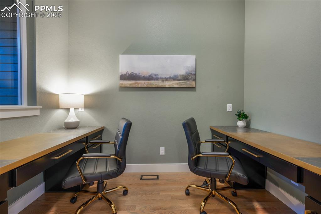 Image 24 of 50: Office