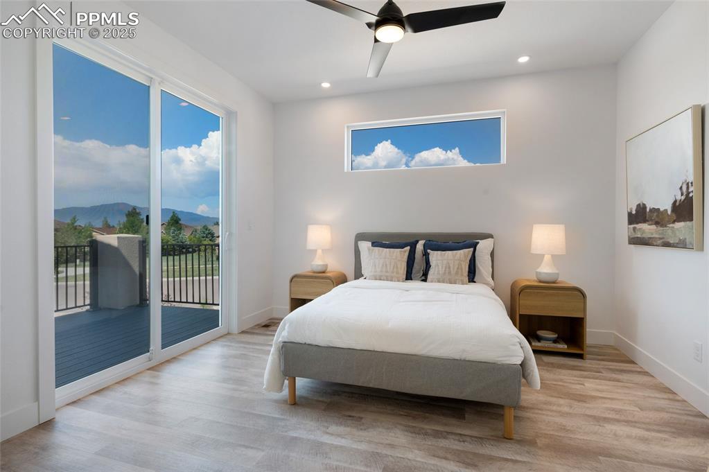 Image 30 of 50: Bedroom