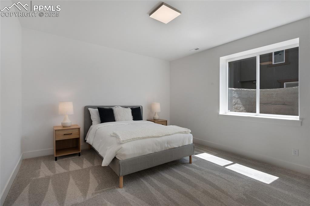 Image 38 of 50: Bedroom