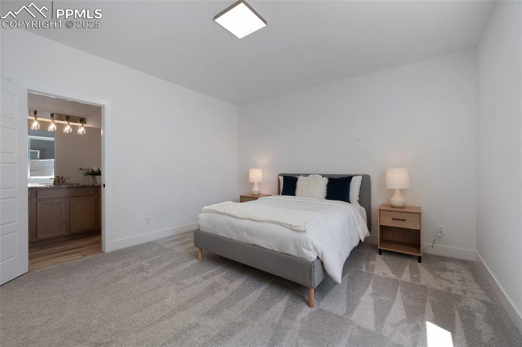 Image 39 of 50: Bedroom