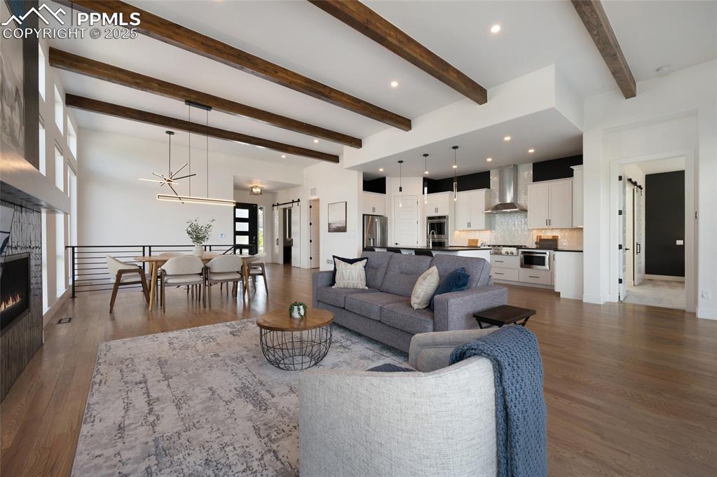 Image 4 of 50: Living Room