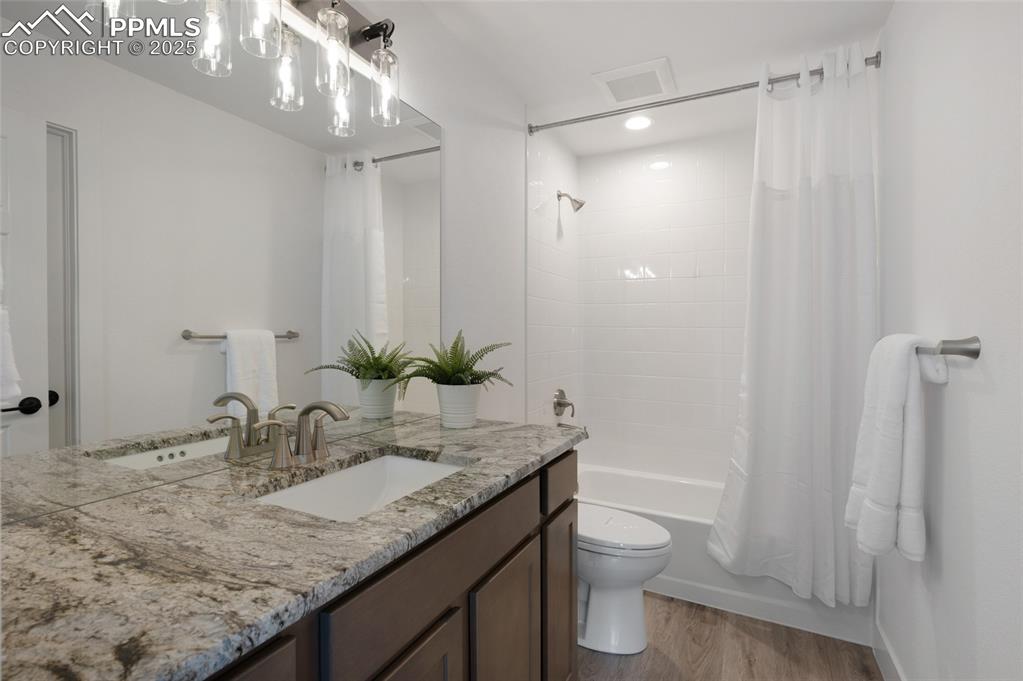 Image 40 of 50: Bathroom