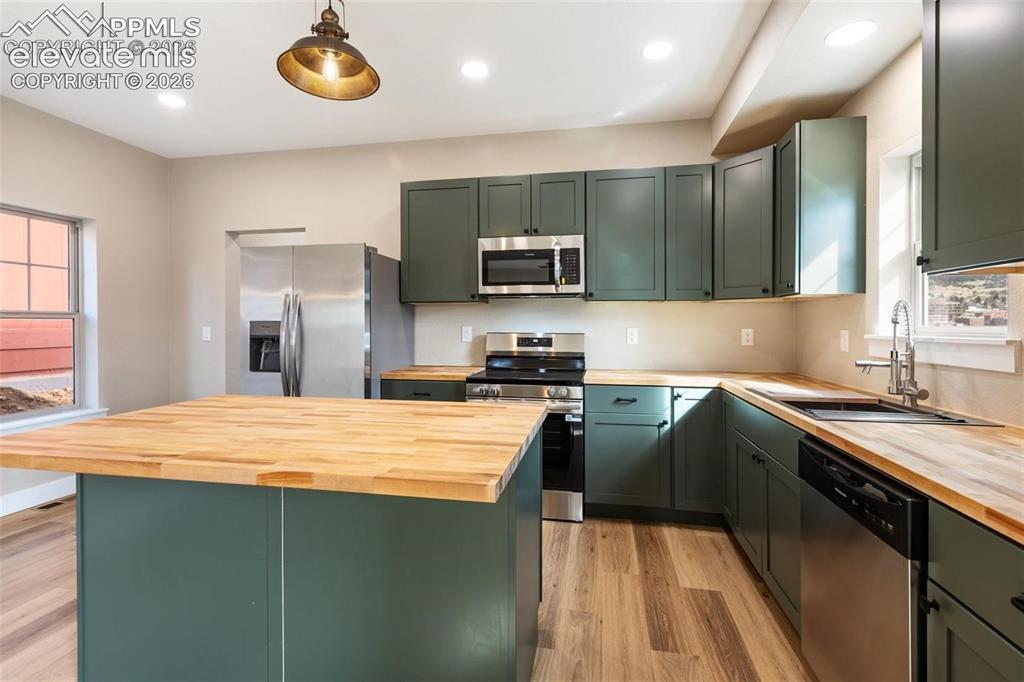 Image 10 of 20: Kitchen