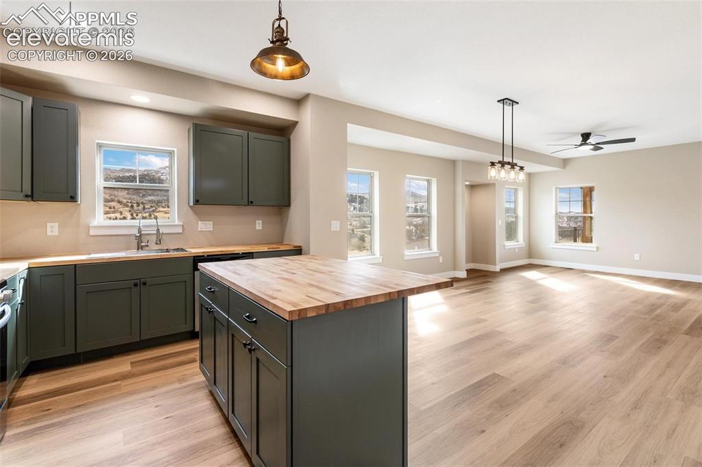 Image 11 of 20: Kitchen