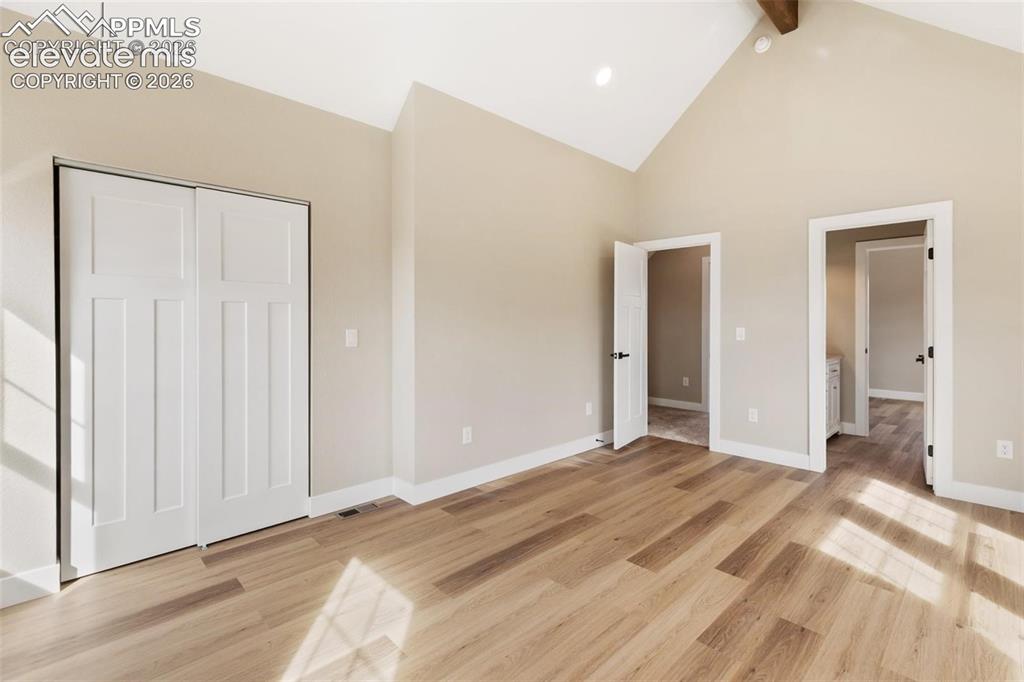 Image 15 of 20: Bedroom
