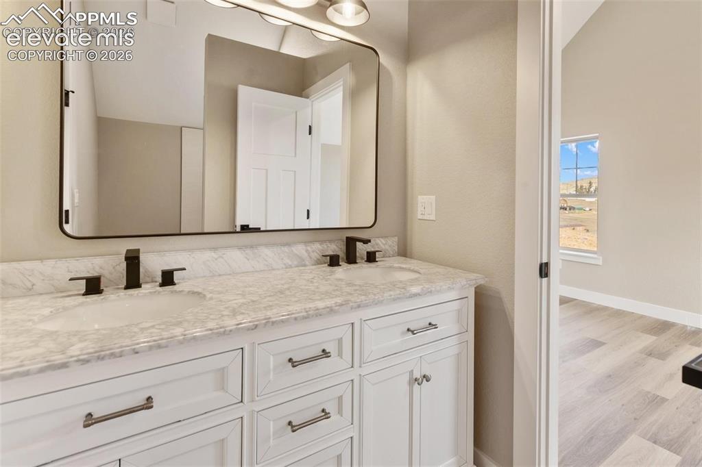 Image 16 of 20: Bathroom
