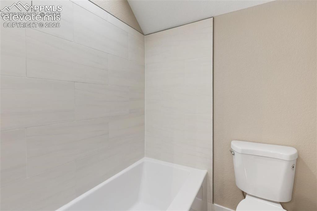 Image 17 of 20: Bathroom