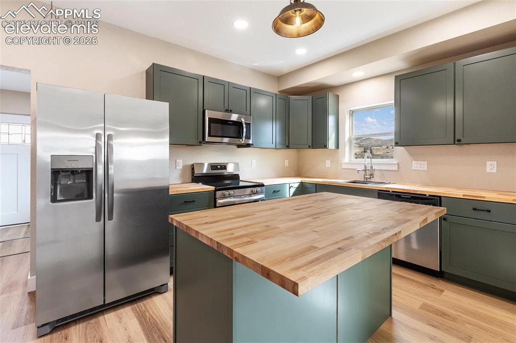 Image 9 of 20: Kitchen