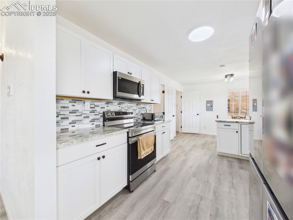 Image 11 of 40: Kitchen