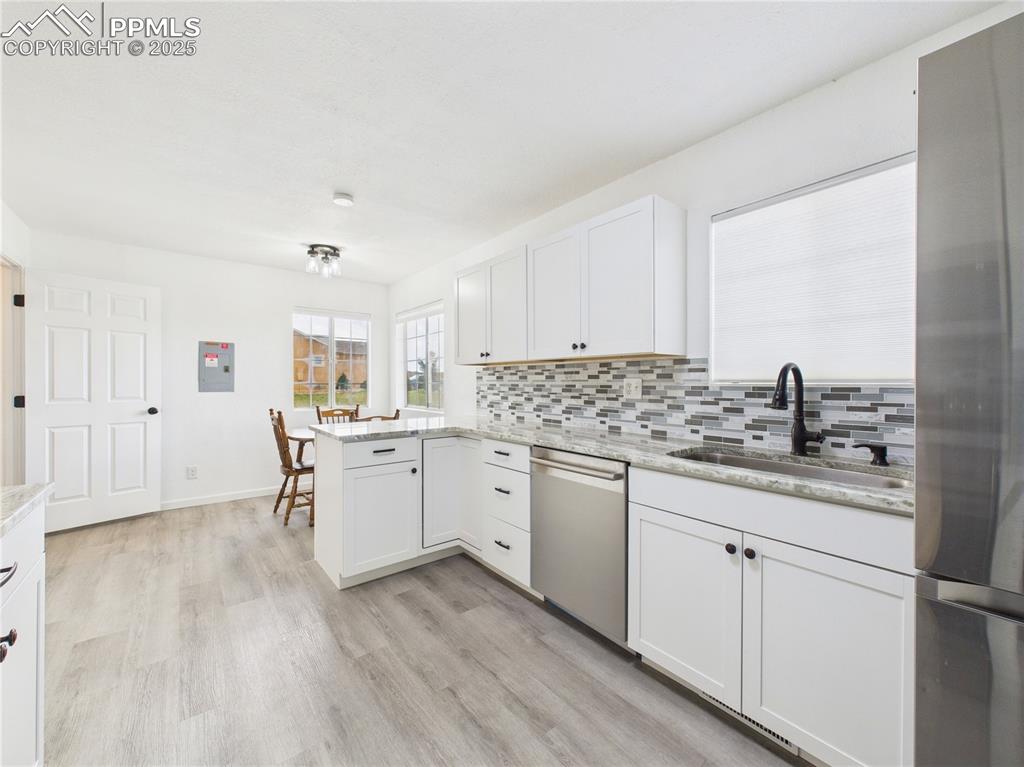 Image 12 of 40: Kitchen