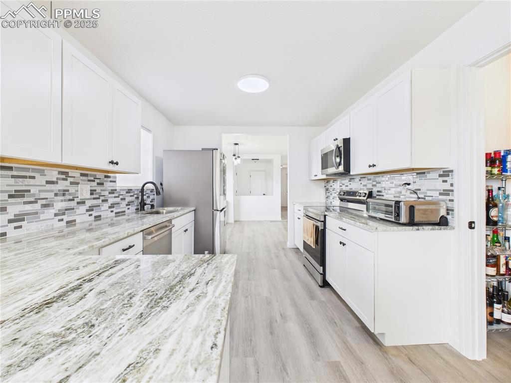 Image 13 of 40: Kitchen