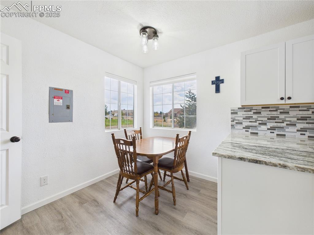 Image 14 of 40: Dining Area