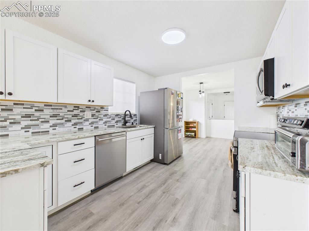 Image 16 of 40: Kitchen