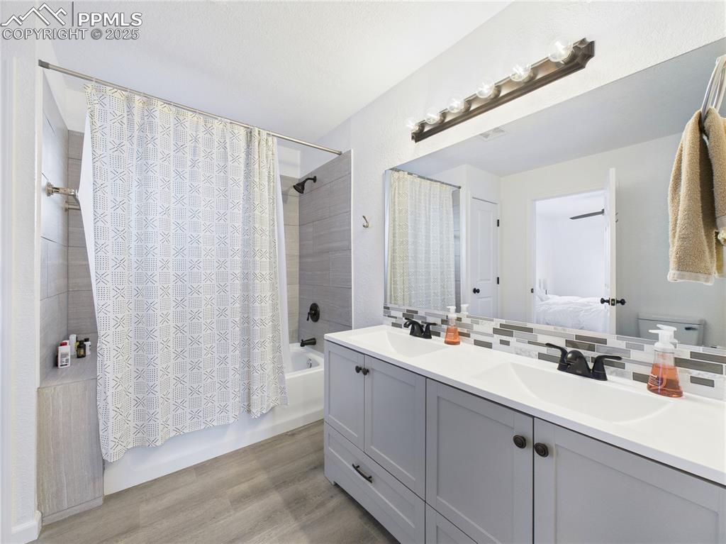 Image 19 of 40: Bathroom