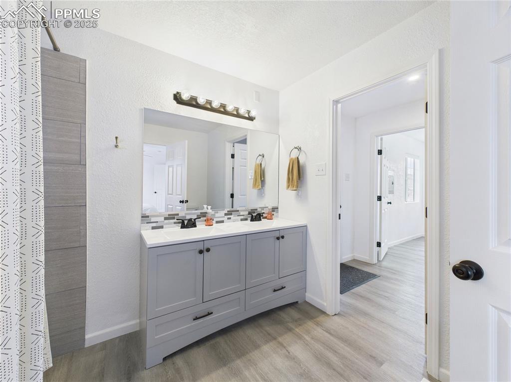 Image 20 of 40: Bathroom