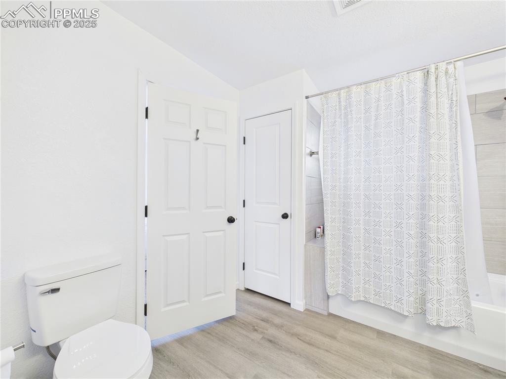 Image 21 of 40: Bathroom