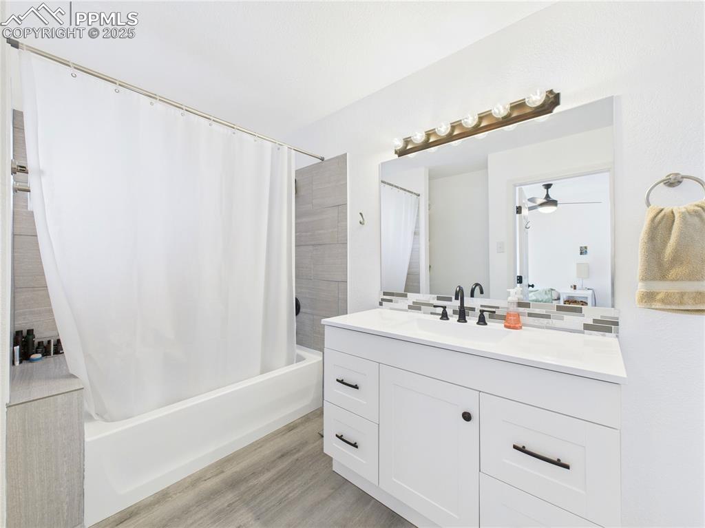 Image 25 of 40: Bathroom