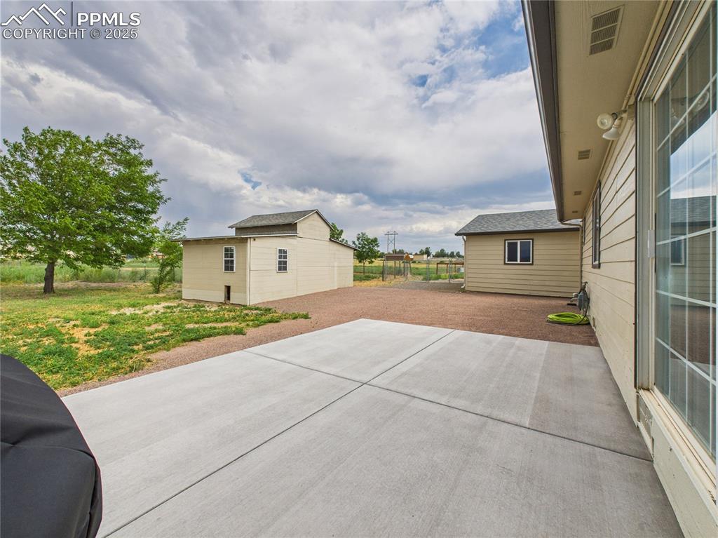 Image 31 of 40: Patio