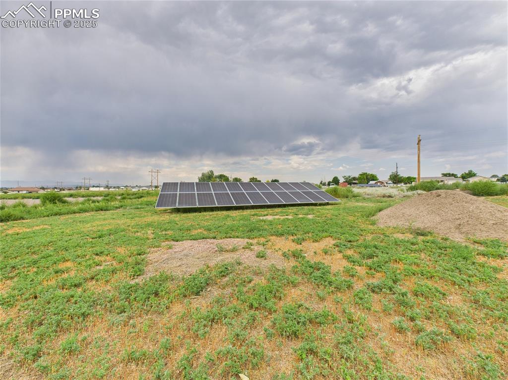 Image 33 of 40: Yard