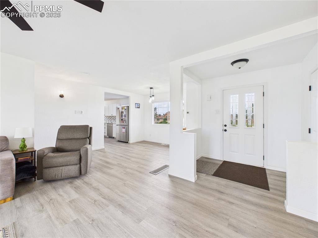 Image 7 of 40: Entry