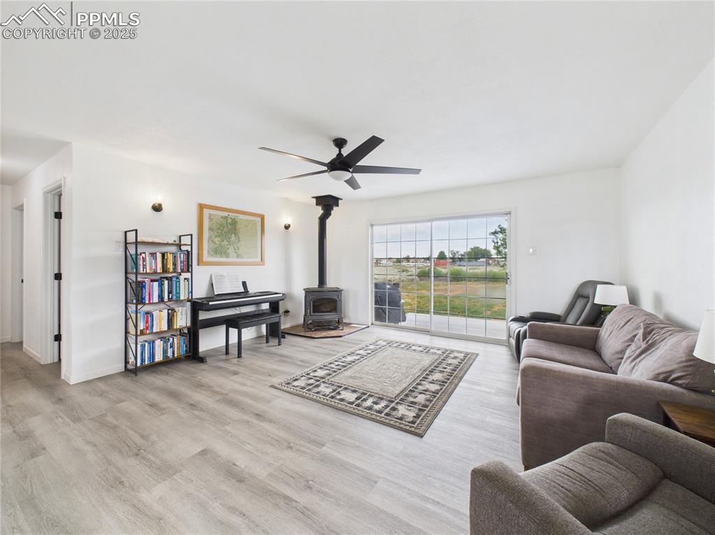 Image 8 of 40: Living Room