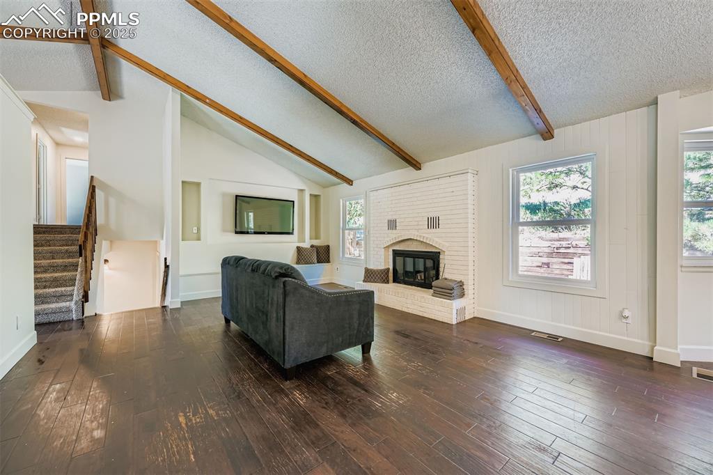 Image 11 of 37: Large spaces to live your every day needs!