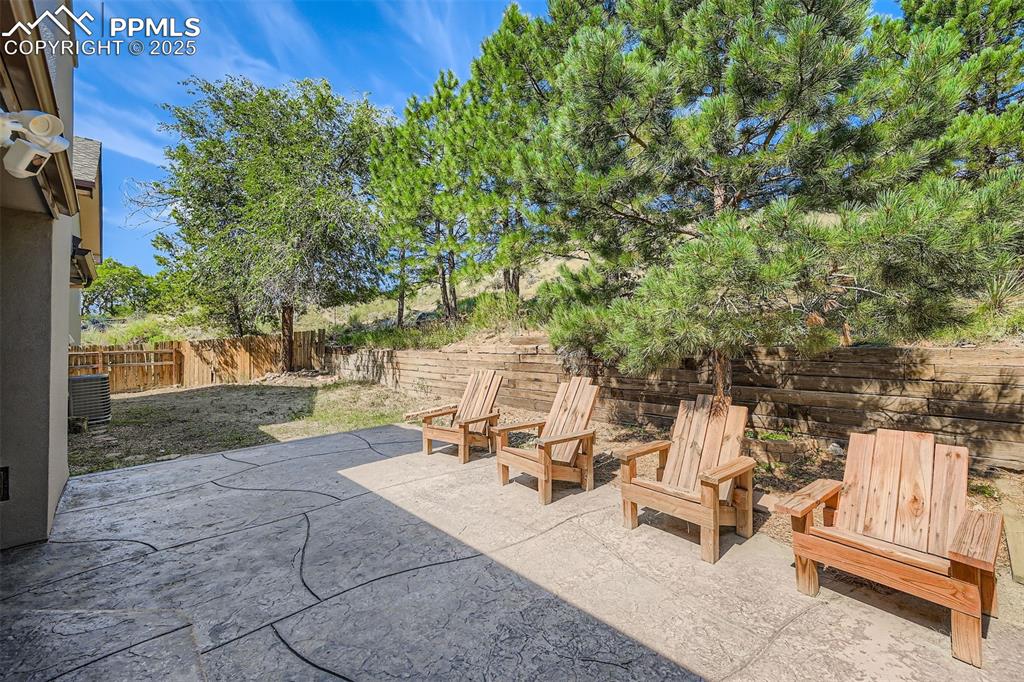 Image 32 of 37: Fenced backyard with spacious quiet and private patio!